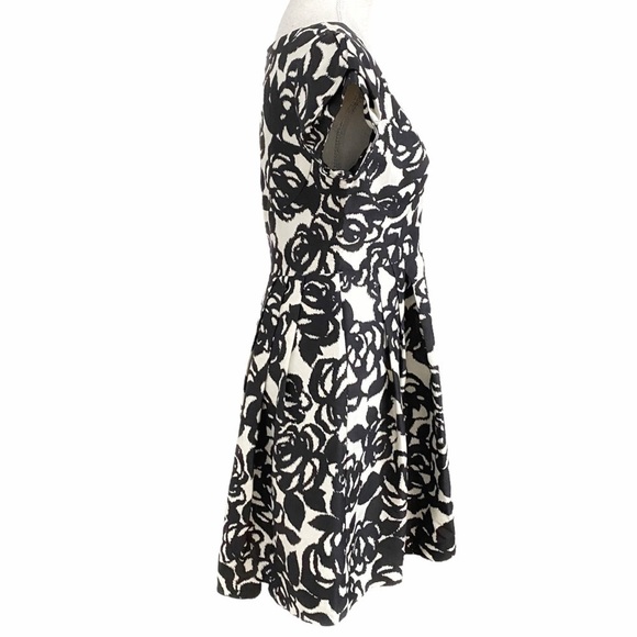 SANDRA ANGELOZZI 100% SILK BLACK WHITE ABSTRACT FLORAL FIT & FLARE PLEATED DRESS - Picture 2 of 8
